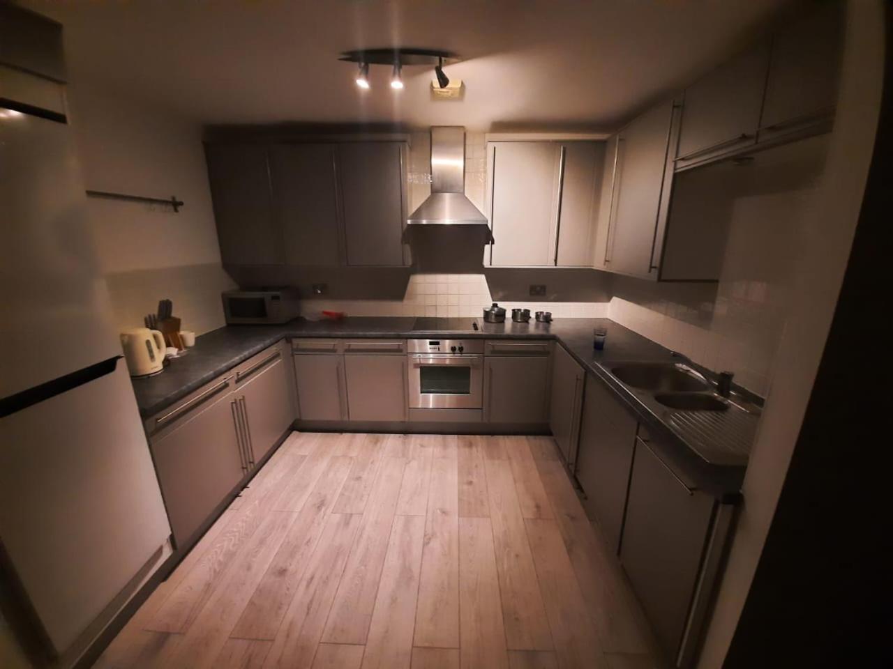 Room In Cardiff City Center - Swiftstay Eksteriør bilde