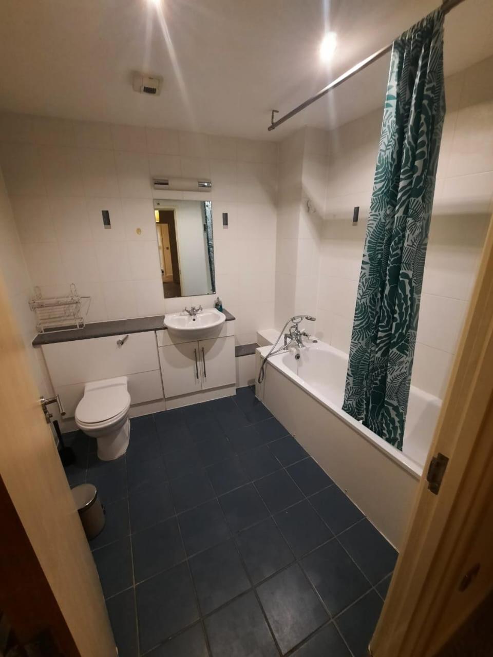 Room In Cardiff City Center - Swiftstay Eksteriør bilde